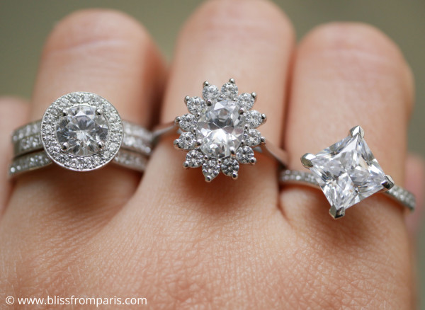 Unterschiedliche Ringe von BAUNAT - Frau trägt unterschiedliche Ringe von BAUNAT mit jeweils rundem, ovalem und mit Prinzessschliff geschliffenen Diamanten.