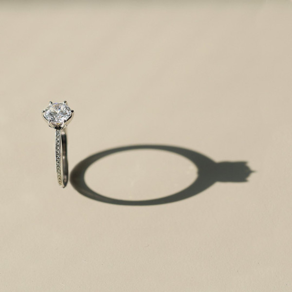 Diamond engagement ring - Diamond engagement ring