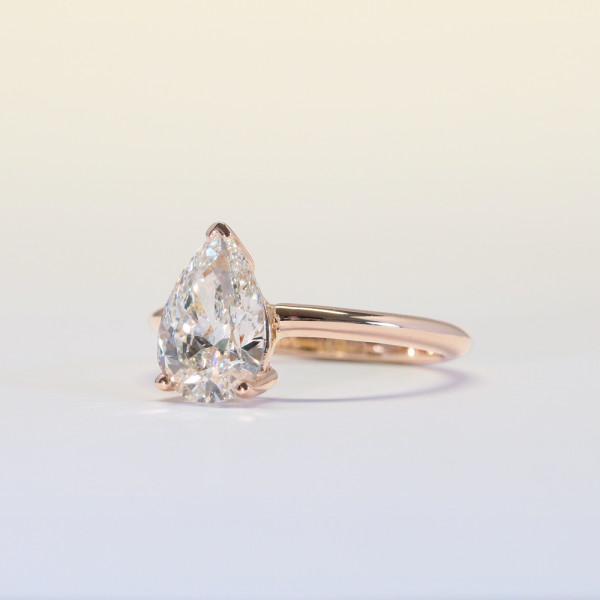 Roségouden verlovingsring met peervormige solitaire diamant in vierklauwzetting