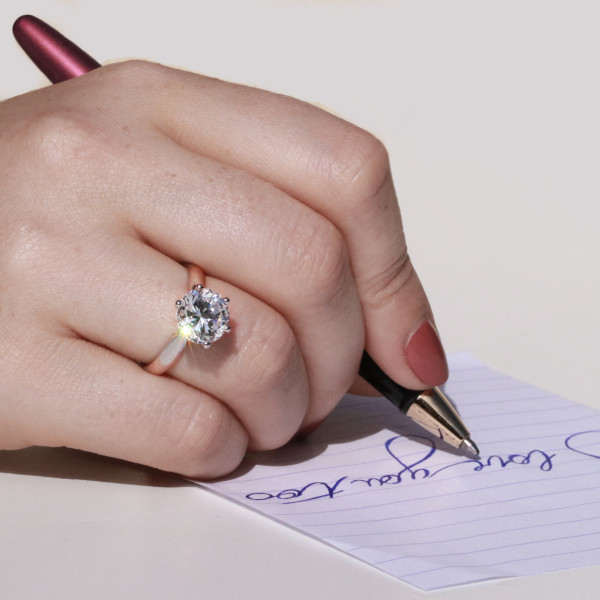 Platina verlovingsring met grote ronde solitaire diamant in zesklauwzetting