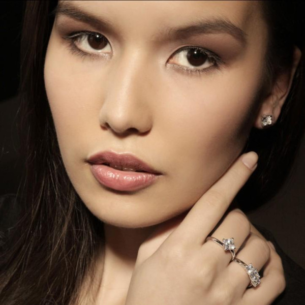 Woman with princess cut diamond rings, a replacement for brilliant cuts