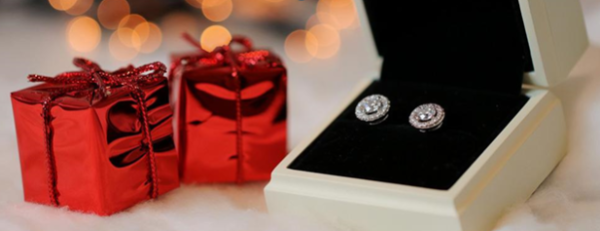 Festliche rot-weiße Geschenkboxen mit eleganten silbernen Diamantohrringen, perfekt als Weihnachtsgeschenk