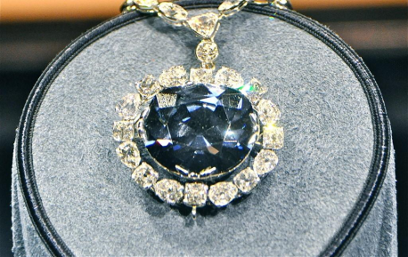 De Hope-diamant, bekend om zijn diepblauwe kleur, draagt een diepe diamantsymboliek met zich mee en wordt algemeen beschouwd als vervloekt