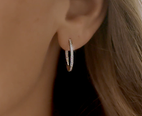 Fijne gouden hoop oorbel met pavé gezette diamanten, elegant en verfijnd