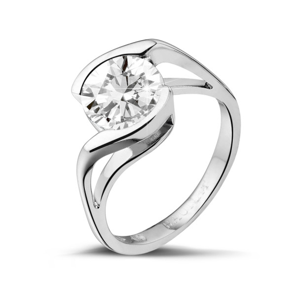een witgouden diamanten verlovingsring die puurheid en liefde symboliseert