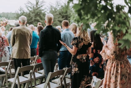 micro cérémonie de mariage avec les amis proches et la famille des mariés, offrant une expérience intime et connectée