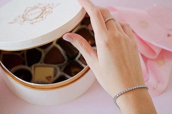 eine Frau, die ihre Schmuckschatulle öffnet und ein atemberaubendes Damenarmband trägt - BAUNAT