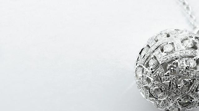 Goldfarbene Kugelkette mit filigranem Anhänger aus Weißgold und kleinen Diamanten