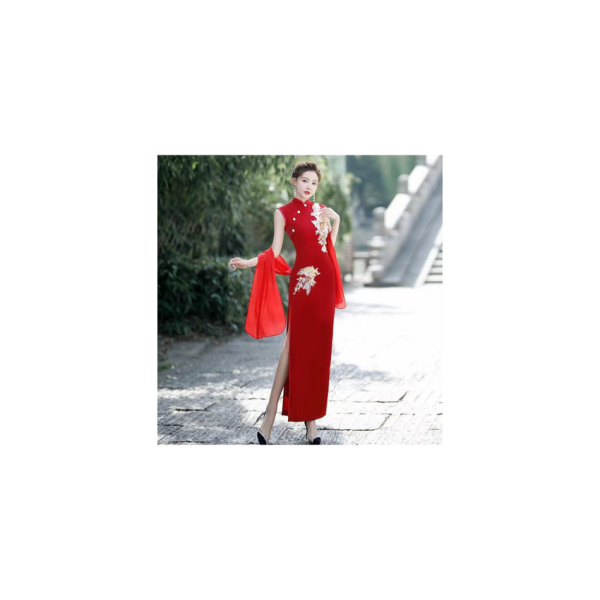 Une femme vêtue d'un qipao rouge avec broderie florale pose élégamment pour une photo, mettant en valeur les vêtements traditionnels chinois
