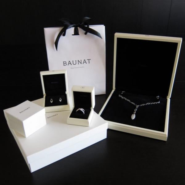 A BAUNAT gift box set with matching white gold earrings, a ring and a diamond pendant chain.