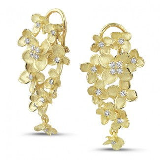 grandes et longues boucles d'oreilles en or jaune de 0,70 carat avec un motif floral vibrant