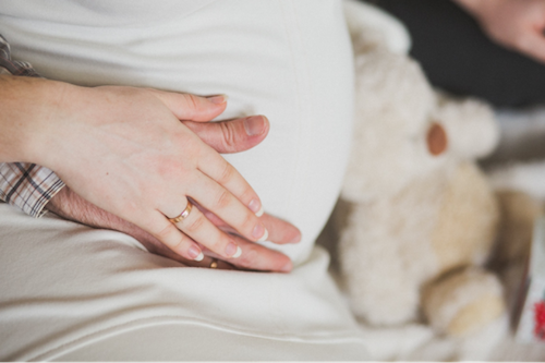 personne enceinte portant une bague, ce qui la rend plus vulnérable à une bague qui se coince sur un doigt