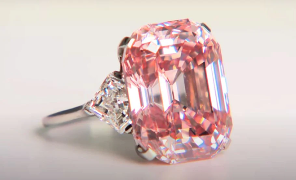 L'image présente l'exquis diamant Graff Pink, mettant en valeur sa superbe teinte rose et sa brillance exceptionnelle