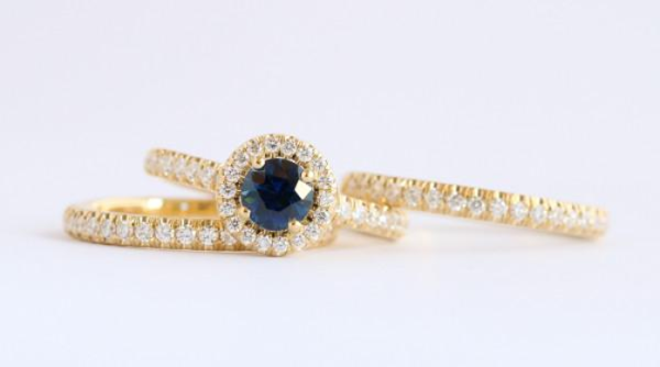 drie stapelbare ringen in geelgouden zetting, elk met een andere diamantzetting