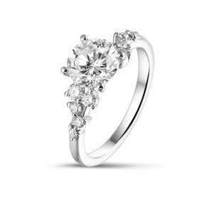 une bague de fiançailles solitaire en or blanc de 1 carat caractérisée par un diamant blanc rond