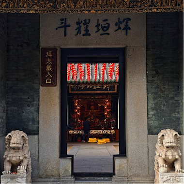 Ein chinesischer Tempel ragt empor, mit einer majestätischen Löwenstatue, die den Eingang bewacht und die traditionelle chinesische Kultur zeigt