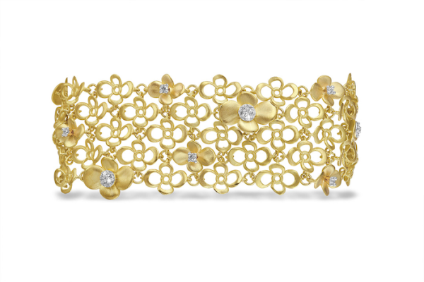 Een geelgouden bloemenarmband versierd met diamanten van 0,80 karaat, die elegantie en luxe uitstraalt.