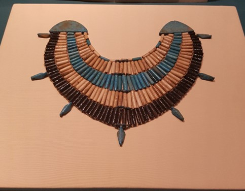 Ein ägyptischer Wesekh-Kragen mit komplizierten blauen und schwarzen Perlen, der traditionelle Handwerkskunst und Design zeigt.