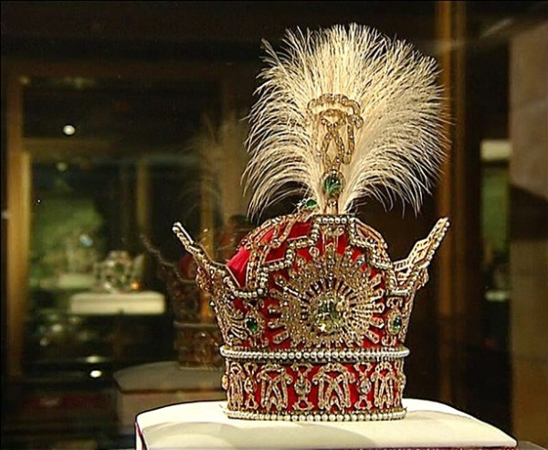 Une superbe couronne persane exposée, mettant en valeur les motifs complexes et la riche histoire de la collection nationale de diamants iraniens