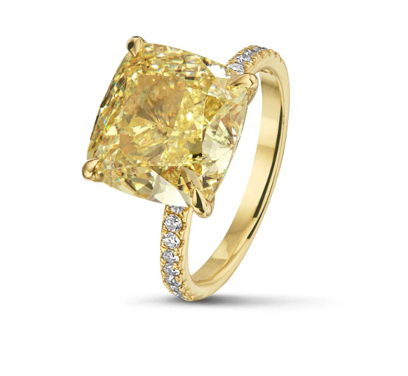 une bague solitaire en or jaune de 7,07 carats avec diamant coussin « jaune intense fantaisie » et pierres latérales, mettant en valeur le luxe de la haute joaillerie