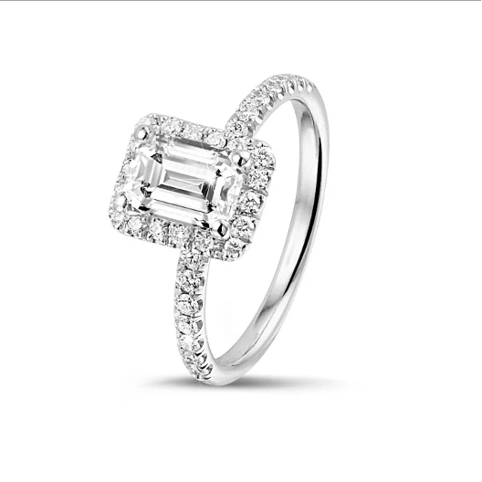 bague de fiançailles halo taille émeraude ornée d'un magnifique diamant avec un fort effet miroir