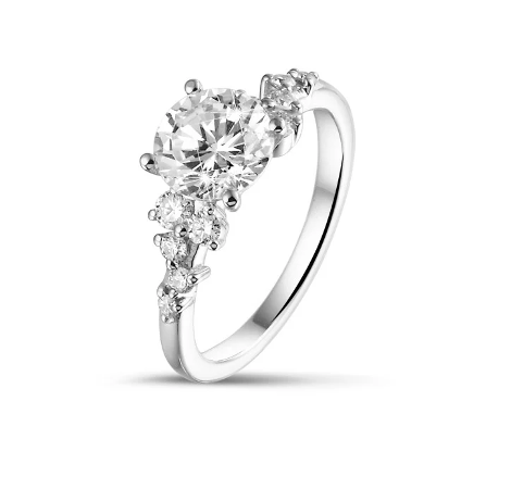 een 1 karaat solitaire cluster verlovingsring in witgoud gekenmerkt door een ronde witte diamant