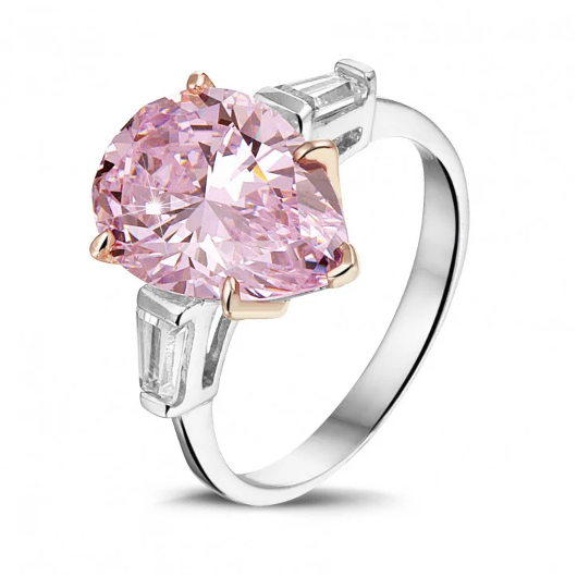 Bague en or blanc avec diamant en forme de poire 'fancy pink' et diamants taille conique, mettant en valeur la beauté du sertissage à trois pierres avec 2 pierres latérales plus petites