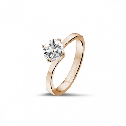 une bague de fiançailles en or rose et diamant fabriquée en partie à partir de cuivre, et donc particulièrement sensible aux dommages causés par l'eau salée