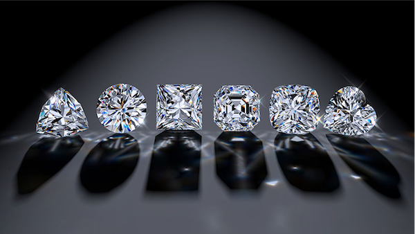 Une rangée de différentes tailles de diamants affichées sur un fond noir élégant, mettant en valeur leur brillance et leur élégance distinctives.