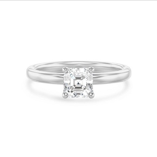Un élégant diamant taille Asscher est mis en évidence, mettant en valeur ses facettes exquises et sa pureté.