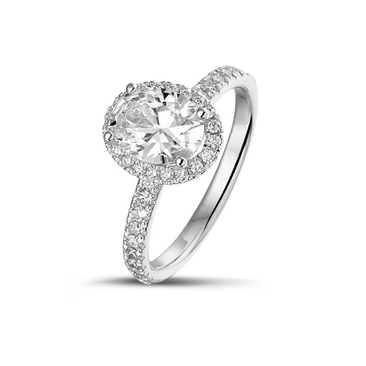 Bague halo 1.00Ct en or blanc avec diamant ovale