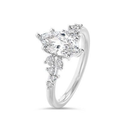 Élégante bague en or blanc avec grappe de diamants ornés de diamants blancs taille marquise, mettant en valeur un design luxueux et sophistiqué.