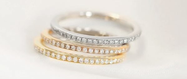 een witgouden ring samen met geelgouden ringen, voor een interessant contrast