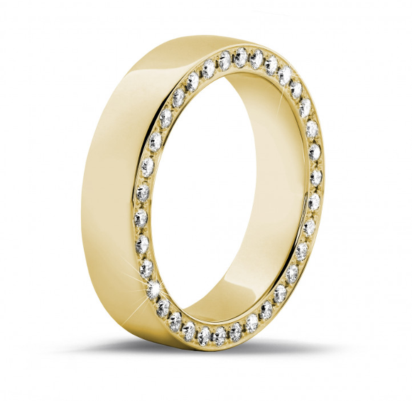Bague d'éternité de 0,70 carat en or jaune avec de petits diamants ronds sur le côté