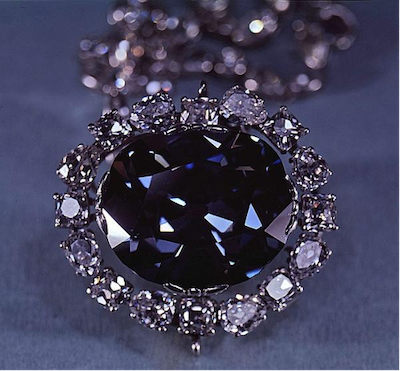 Cette photo présente un gros diamant bleu frappant, faisant écho à l'allure du célèbre diamant Hope