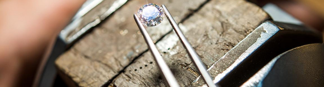 Eine Person hält einen Diamanten, der Kreativität symbolisiert.