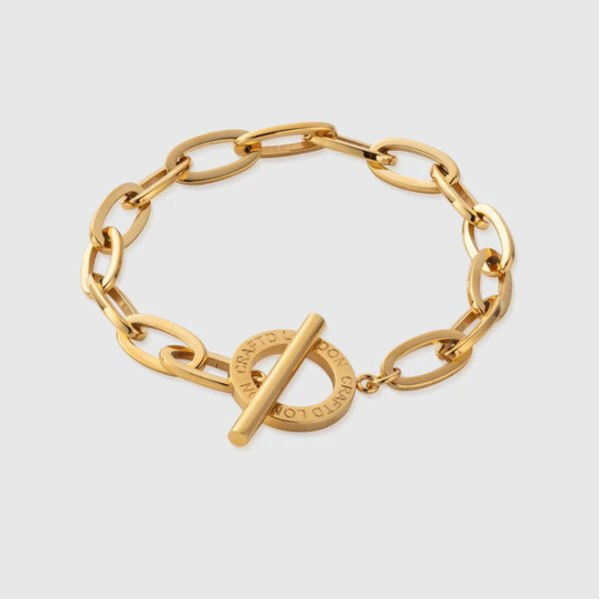 Een gouden schakelarmband met een schakelontwerp en een kapittelslot voor een veilige bevestiging