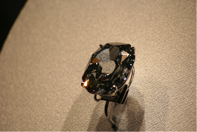 Een prachtige blauwe diamant, de Wittelsbach-Graff, elegant weergegeven op een heldere witte achtergrond.