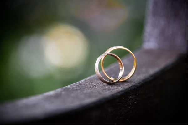 zilveren en gouden verlovingsringen samen, een beroemd bijgeloof dat onbalans en ongeluk met zich meebrengt