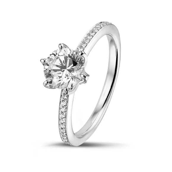 une bague de fiançailles en diamant solitaire moderne de 1 carat en or blanc avec des diamants latéraux, montrant la polyvalence de la conception moderne des bagues de fiançailles