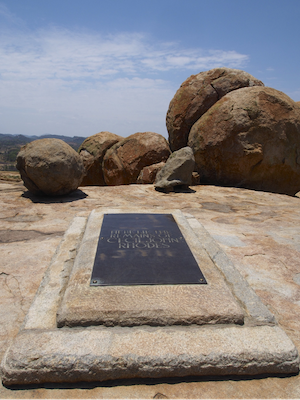 la tombe où Cecil Rhodes a été enterré au sommet des collines de Matobo au Zimbabwe, sculptée dans du granit massif