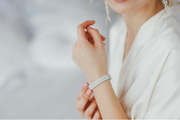 Frau bekommt Tennisarmband geschenkt