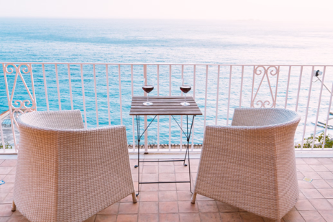charmant balcon à Capri offrant une vue imprenable sur la mer, parfait pour échapper au stress du mariage pendant une pré-lune