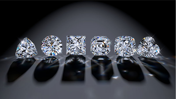 Eine Reihe verschiedener Diamantschliffe, die auf einem glatten schwarzen Hintergrund ausgestellt sind und ihre unverwechselbare Brillanz und Eleganz zur Geltung bringen.