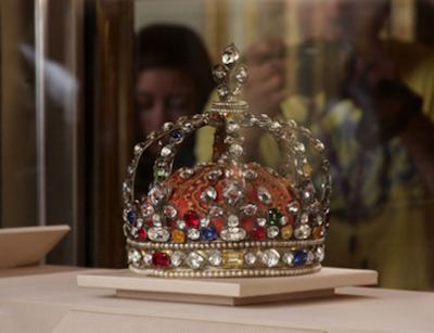 Die Krone von Ludwig XV.mit großen, bunten Diamanten und Edelsteinen.