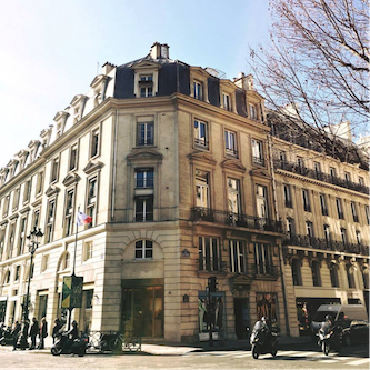 le showroom BAUNAT à Paris, près de la place Vendôme, où les visiteurs profitent d'une expérience d'achat de bagues inégalée