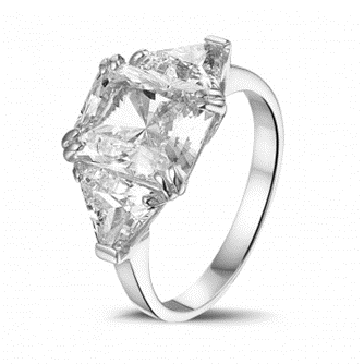 Verlobungsring aus Weißgold mit Diamanten im Radiantschliff und dreieckigen Diamanten