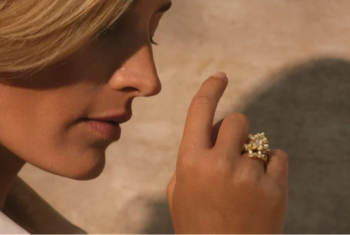 femme portant une bague d'éternité en or jaune à l'annulaire