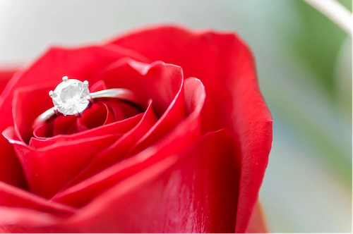 bague de fiançailles cachée dans un bouquet de fleurs