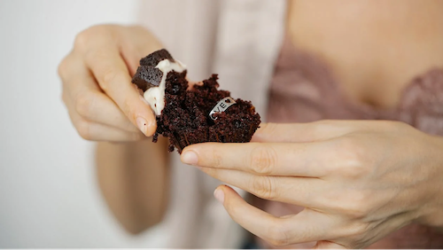 bague de fiançailles cachée dans un gâteau, ce qui en fait un acte surprise savoureux